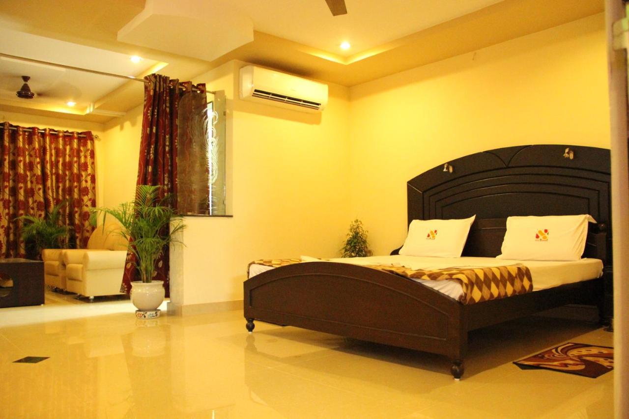Hotel Sri Grands Rājahmundry Exterior foto